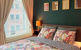 Comfortable Stylish Room In City Centre Of - Home Stay